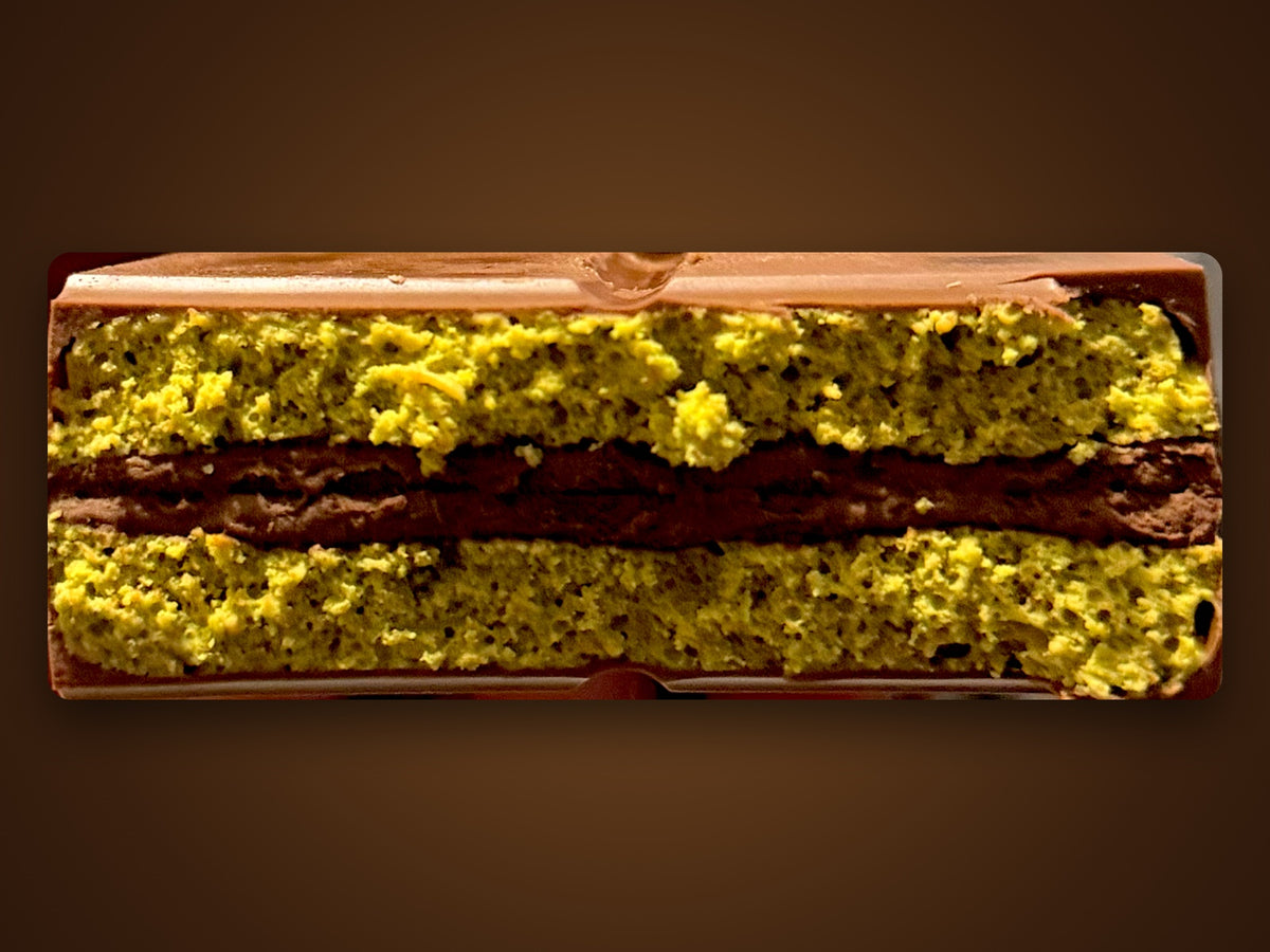 Coupe de la tablette : couches de pistache et de kunafa croustillant autour d'une couche chocolatée