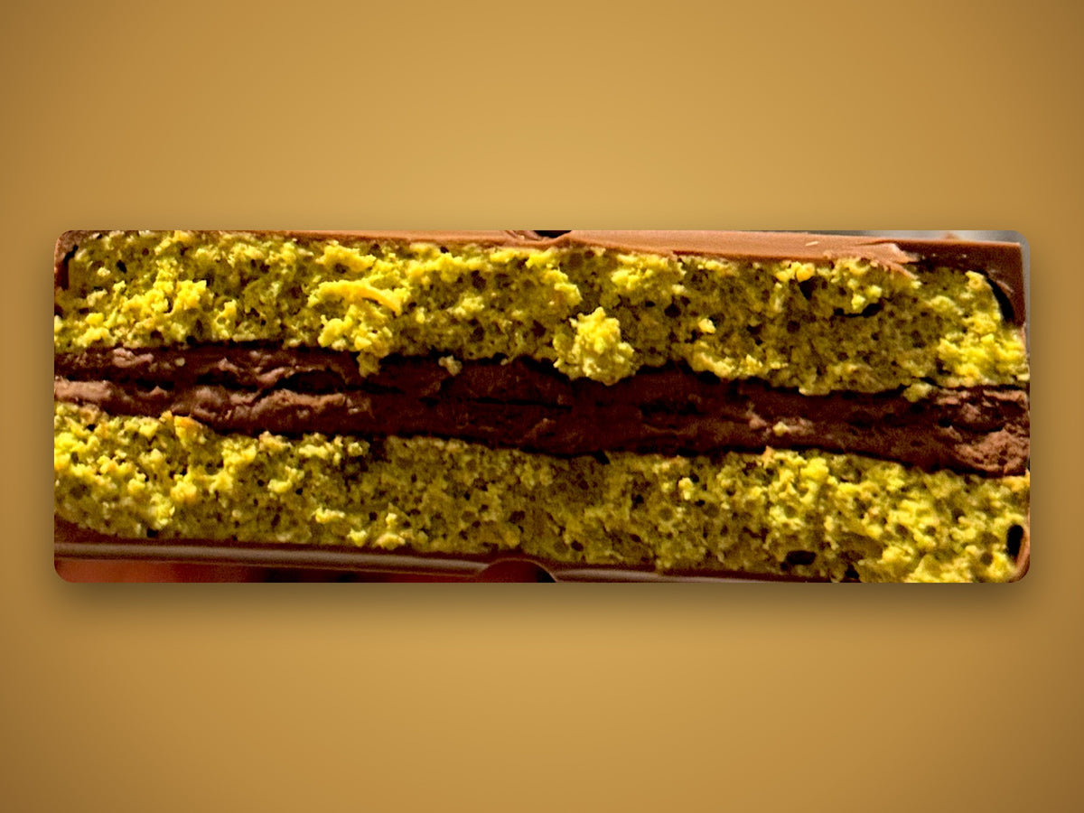 Autre vue de la coupe : pistache, kunafa croustillant et couche chocolatée